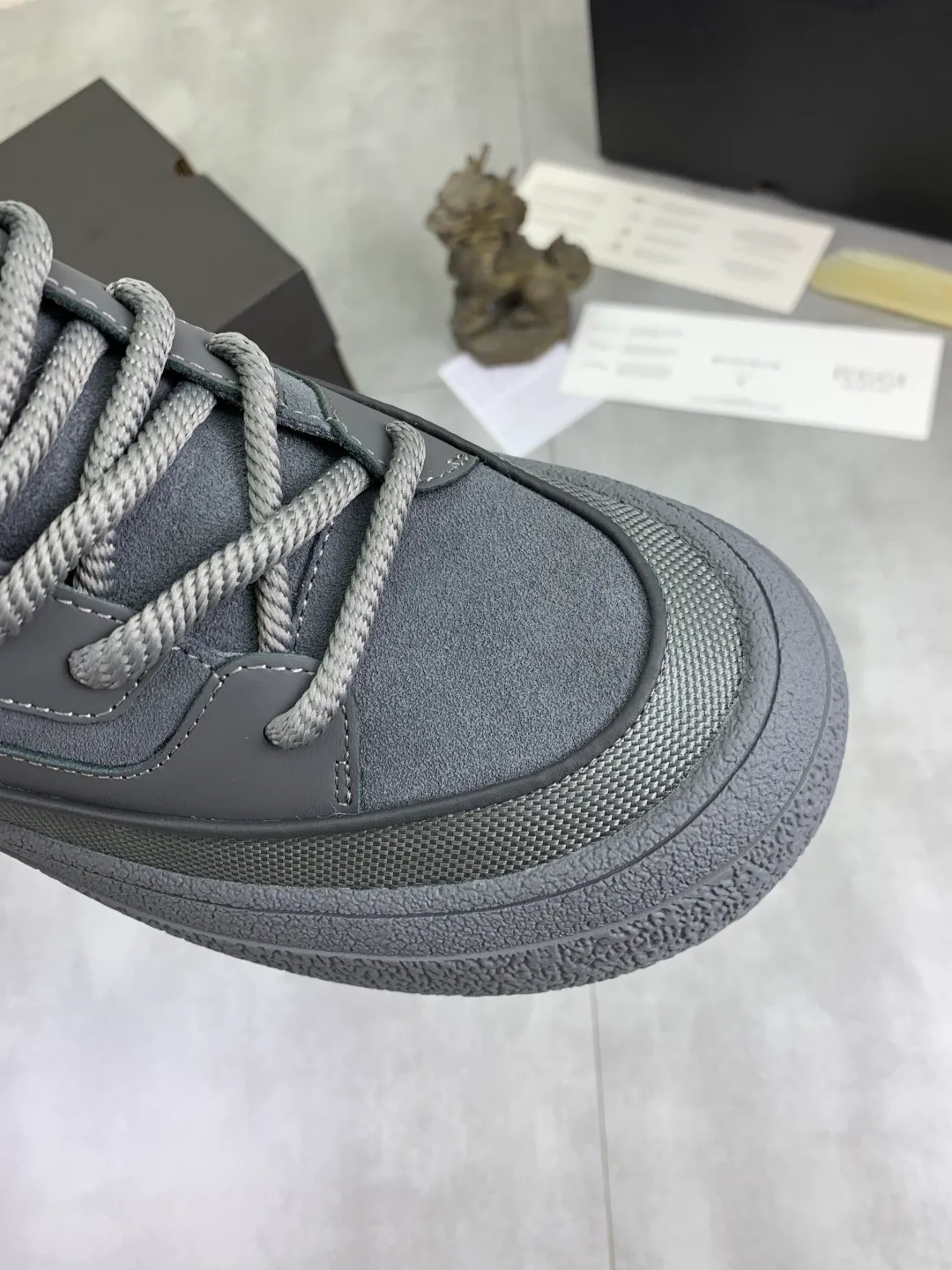 Men's shoes 💰P640 New IUGGI New New Tire Men's Shoes Real cowhide on the outside, Australian wool on the inside, light and easy to put on, brand logo, full of high-end feel, men's style! Men's style! Rarely seen in the market are retro outdoor shoes. They look great on the feet. Mainly because they are so stylish, comfortable and versatile. Color: black, gray, maroon. Size: 39-44